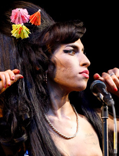 Η 27χρονη Βρετανίδα τραγουδίστρια Amy Winehouse βρέθηκε νεκρή στο διαμέρισμά της